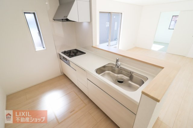 【その他設備】高級感のある広めのシンク。3口のガスコンロとグリル付。浄水カートリッジタイプの水栓はシャワーヘッドが伸びるのでお掃除もラクラク。