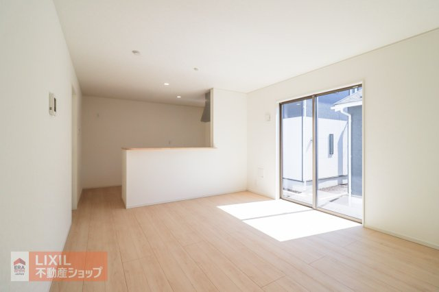 【リビングダイニング】家族団らんの空間は大きい窓で明るく風通しの良い快適な空間となっています。