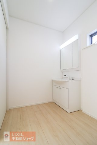 【脱衣所】現地完成写真。洗面脱衣所はゆったりとしたスペースで使いやすく、光取り、換気用の小窓が付いています。