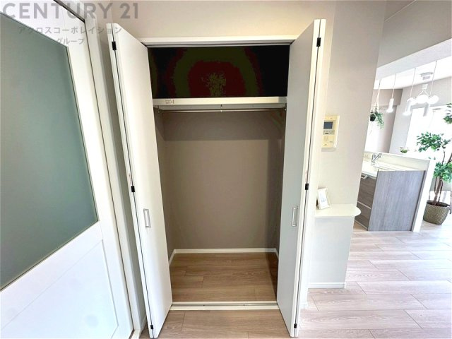 衣類やアクセサリー、小物類の収納が便利で整理整頓がしやすく、部屋の美観を保ちつつ、スペースを最大限に活用できます。衣服のしわやダメージを防ぎ、長持ちさせることができます。