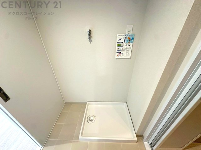 洗濯物の仕分け作業がしやすく、整理整頓が容易になります。洗濯音や湿気を他の部屋に持ち込まず、生活環境を快適に保ちます。上部を活用すれば収納スペースを確保でき洗剤や洗濯用品の整理もしやすくなります。