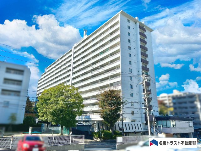 ゆとりを感じさせる建物のスケールと、整った外観が目を引きます。