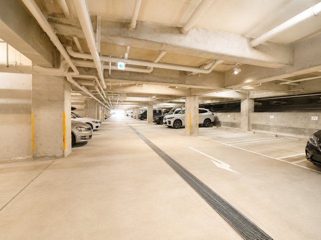 建物内に設けられた平面駐車場です。屋根付きのため天候の影響を受けにくく、車の保管や乗り降りにも便利です。