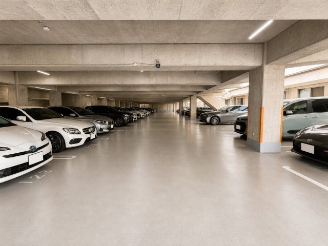 建物内に設けられた平面駐車場です。