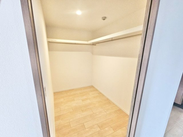 廊下から繋がる大容量のウォークインクローゼットのお部屋。家族分の衣装部屋として大活躍♪衣替えも不用！