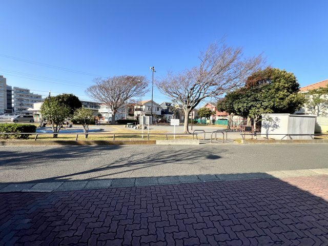 マンションの前は公園がございます。