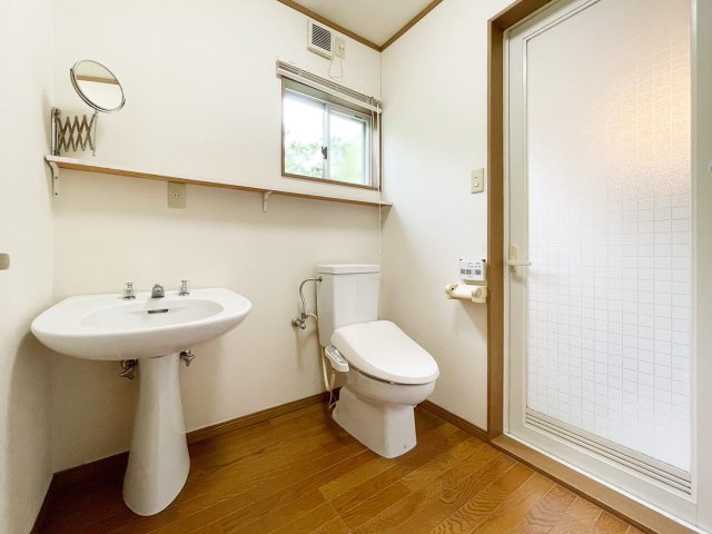 浴室に併設された洗面所・トイレスペースはホテルライクな様式です。