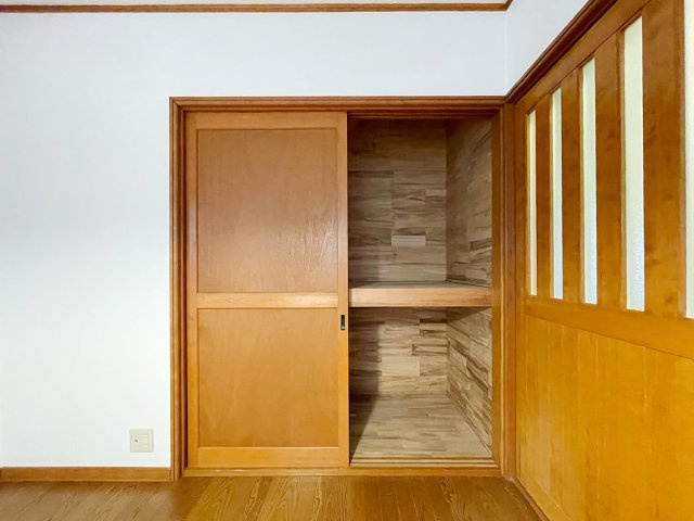 押入の中は、桐で作られれており大切な衣類を守ります。