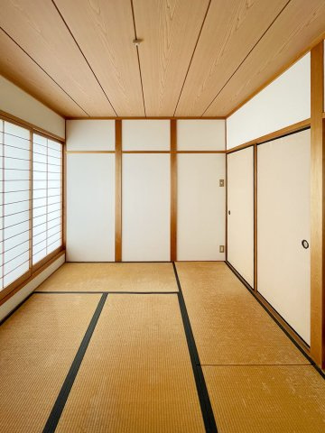 2階和室　南側から良く陽が当たり明るい和室です。