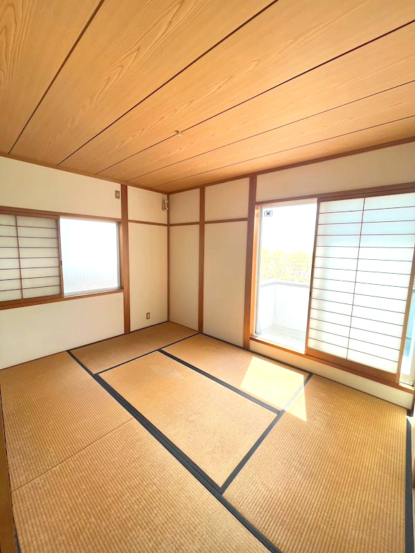 2階南側の和室　南東角の部屋　大変明るいです。バルコニーにも面していて南側には大阪湾方向の眺望有
