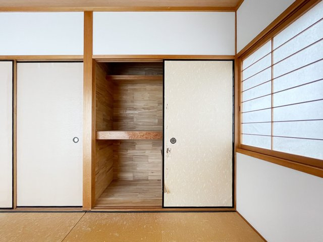 2階和室の収納内部も桐を使用しています。