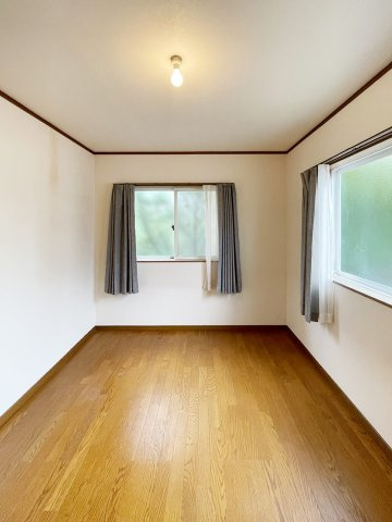2階北東側洋室。約6帖有り静かなお部屋です。