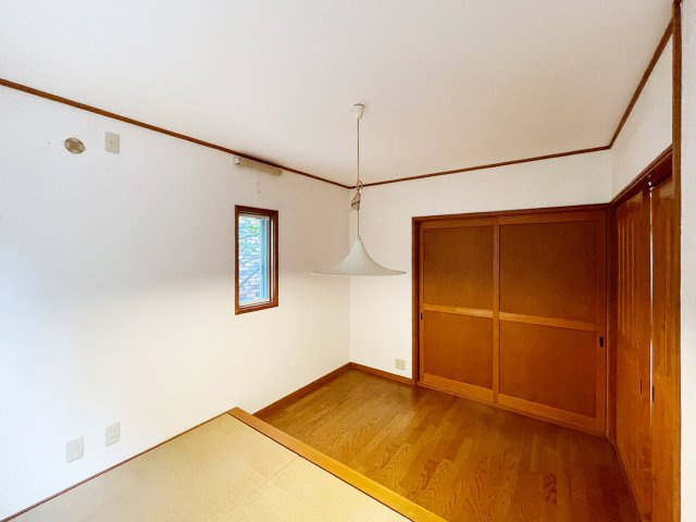 1階の和洋室。畳部分が一段高くなっています。窓が2面にあり換気も良好です。