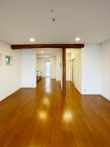 キッチン入り口部分には化粧梁があります。