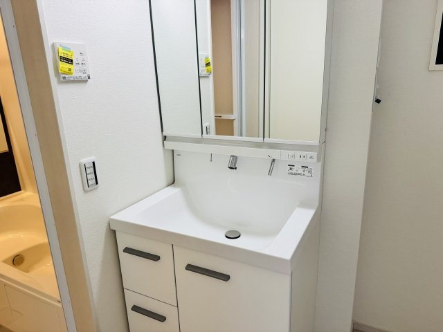 ～3面鏡付きの独立洗面台　細々している物をスッキリ収納出来ます～