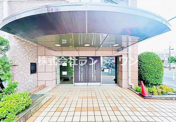 綺麗に整備された清潔感のあるエントランスです。