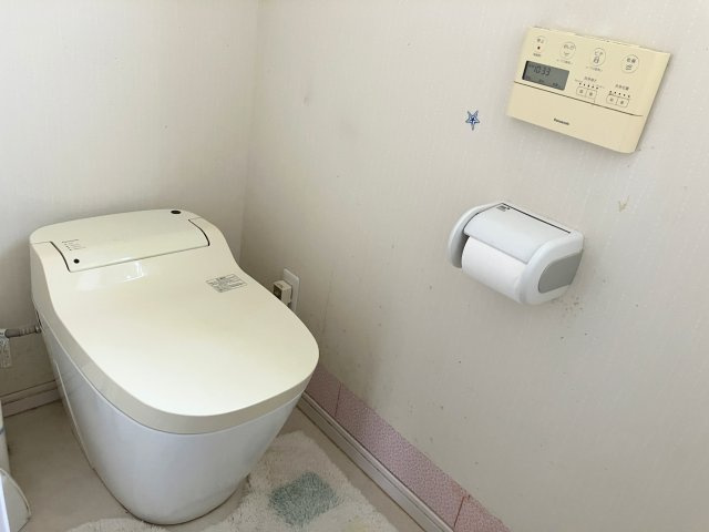 1階のトイレはタンクレスです。