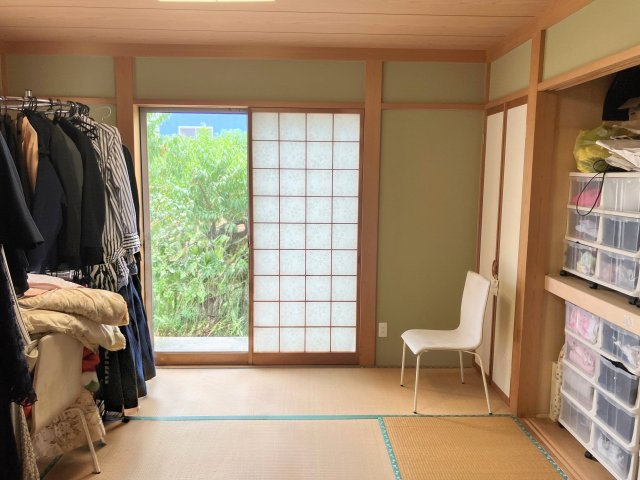 1階の和室の外には桃畑が見えます。（隣地）