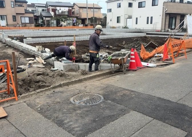土地の面積＝住宅面積ではありません。建ぺい率の問題などで、土地のある場所によって住宅を建てられる面積は限られています。高さもしかり、「土地」という言葉の中には、建築条件も含まれると考えておきましょう。