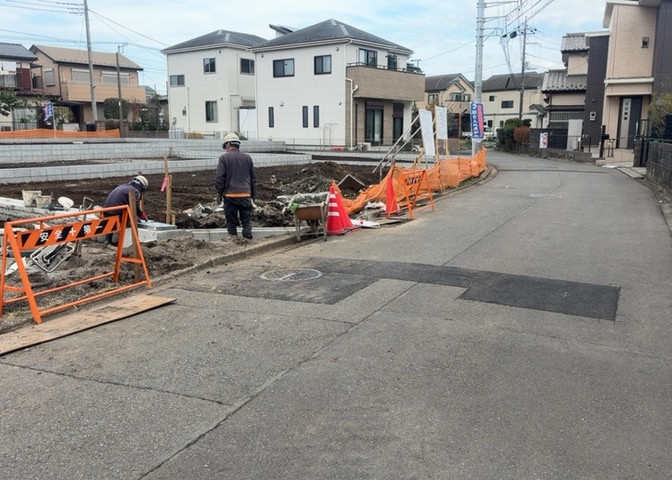 家を建てる場合、方位は要チェックです。現実的に日当たりのよい家ならばリビングは南側、建築基準法でも北側に当たる家への配慮は求められています。土地を見学に行く際は、方位磁針を持って行くようにしましょう。