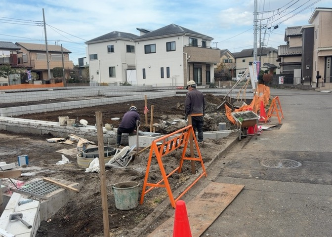 土地を買う際、住む地域の自治体や福祉の補助制度にも注目してみましょう。子供や老人の医療補助やゴミ出しのルールなど、自治体によってルールに大きな違いがあるため、暮らしやすい土地で判断するとよいでしょう。