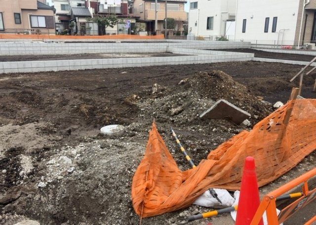 土地の前の道路に消火栓が設置されていることがあります。この場合、道路交通法第45条第1項により、駐車禁止の場所が指定されています。そのため、車庫などの駐車スペースをつくることができない場合があります。