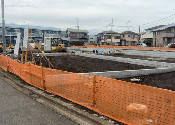 現地に行くなら、物件の周囲の地形がどうなっているかを見ることも大切です。周辺より低くなっている土地では、大雨などで水が集まりやすいため、地盤が弱くなっているということも考えられるため、注意が必要です。