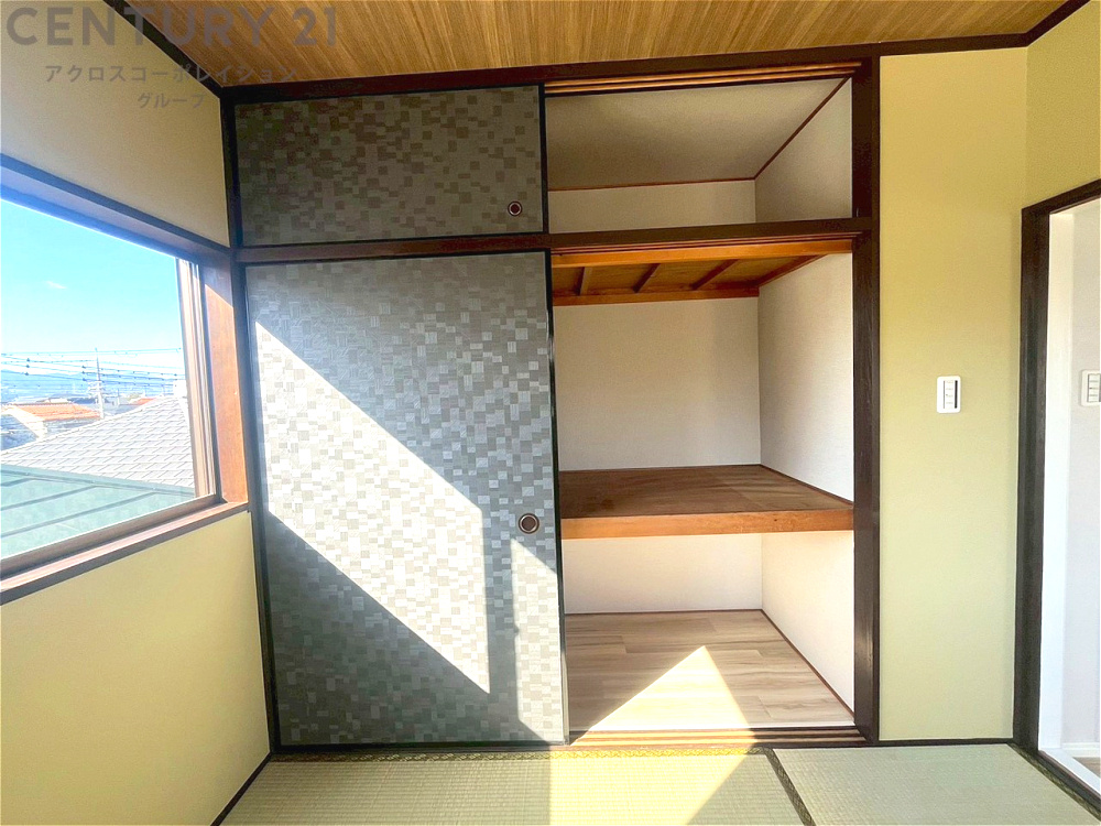 押入れは季節の衣類、寝具などを収納できます。伝統的な美しさと実用性が融合し、収納物を保護する調湿・換気効果があります。使い方によっては書類や小物なども効果的に整理でき空間を有効活用できます。