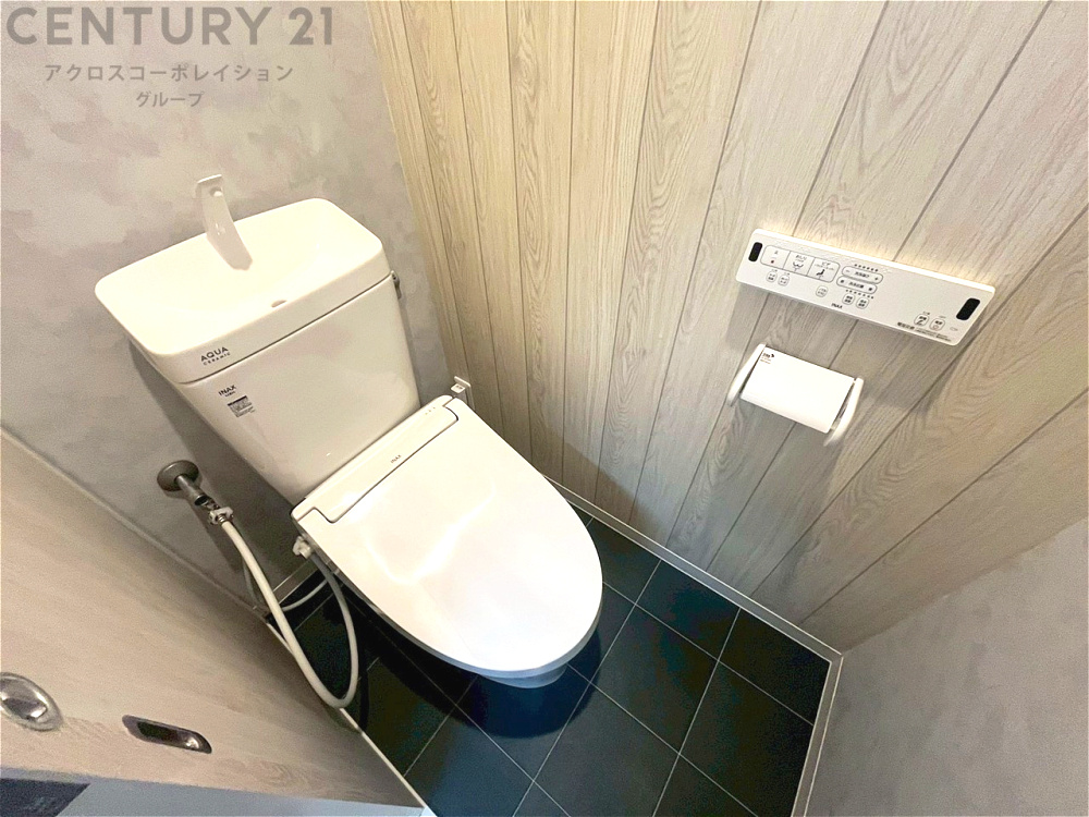 温水洗浄便座付トイレは温水洗浄機能により、暖かい水でおしりを洗浄することができ、冷たい水を使う従来の便座に比べ、温水洗浄機能で暖かいトイレを提供し、快適な使用を可能にします。
