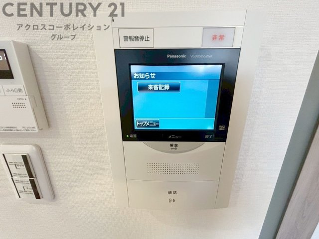 訪問者が来たときにテレビ画面で確認できるため、安心してドアを開けられます。録画機能があるものもあり、留守中に来訪者を記録しておくことができます。利便性が高く、セキュリティ面でも安心です。　