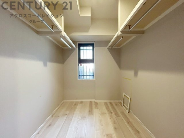 収納力が高く洋服や小物を整理しやすく、更衣室のように使え、部屋がすっきり保てます。収納の配置を自由に調整でき、換気性が良く防湿・防虫対策も可能。快適で機能的な生活空間を実現できます♪　