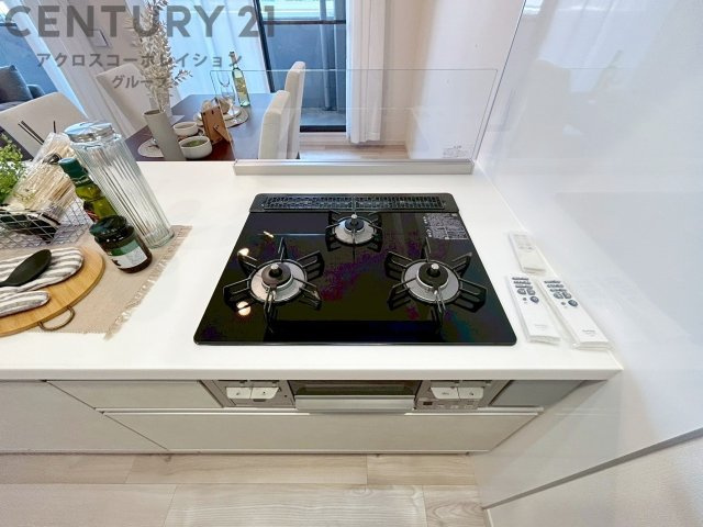 多数の調理器具を同時に使用でき、料理の効率化が可能。省エネで節約になり、様々な料理スタイルに適応できます。また、火力調整が独立しており、手入れや掃除もしやすく、今よりもっとお料理が楽しくなるかも。　
