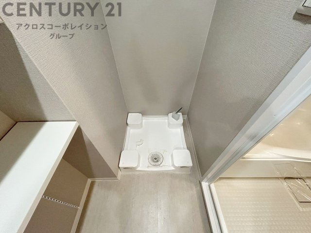 洗濯物の仕分け作業がしやすく、整理整頓が容易になります。洗濯音や湿気を他の部屋に持ち込まず、生活環境を快適に保ちます。上部を活用すれば収納スペースを確保でき洗剤や洗濯用品の整理もしやすくなります。　