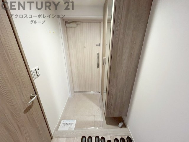 大きな玄関収納付きの玄関です　家族皆様の履物をしっかり収納できます　姿見付きでお出かけ前の身だしなみチェックに便利です　
