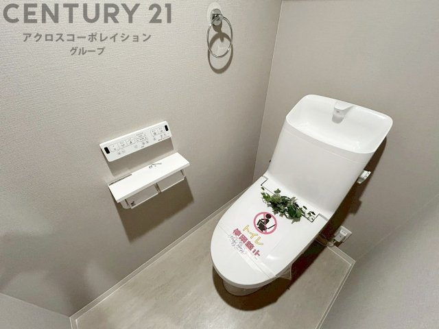 温水洗浄便座付トイレは温水洗浄機能により、暖かい水でおしりを洗浄することができ、冷たい水を使う従来の便座に比べ、温水洗浄機能で暖かいトイレを提供し、快適な使用を可能にします。　