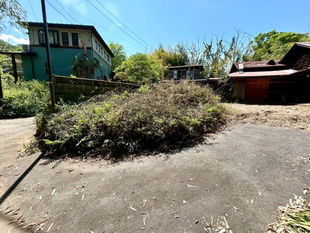 土地の面積＝住宅面積ではありません。建ぺい率の問題などで、土地のある場所によって住宅を建てられる面積は限られています。高さもしかり、「土地」という言葉の中には、建築条件も含まれると考えておきましょう。