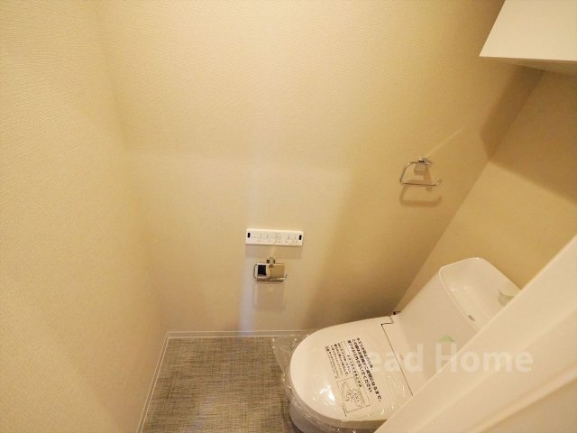 温水洗浄便座付きで毎日快適に使えるトイレです！清潔感のある空間で落ち着いてご利用いただけますよ♪