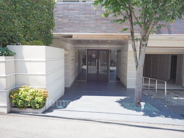 緑の植栽が彩る高級感あふれるエントランスです！段差のないスロープ仕様でベビーカー移動もスムーズです♪