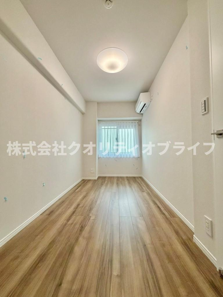 西向きの窓のついた洋室