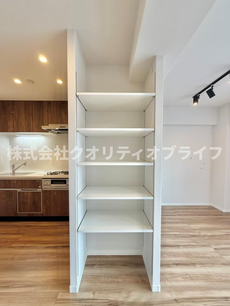 キッチンとリビングの間に収納がございます