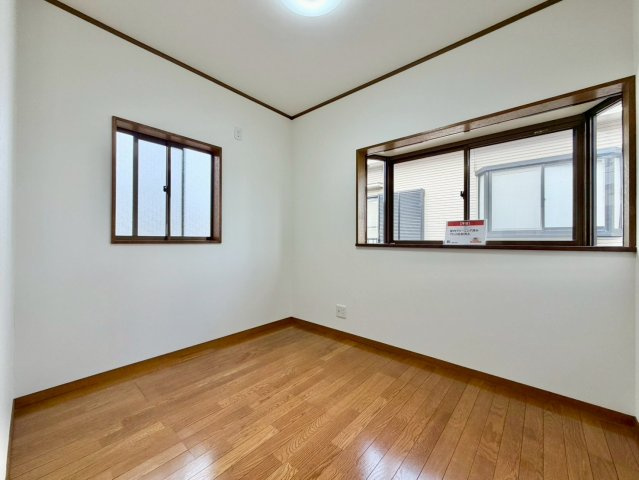 落ち着いて過ごせるお部屋なので、寝室にいかがでしょうか♪