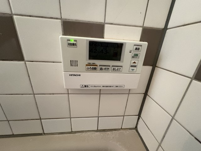 浴室内にリモコンを設置しており、入浴しながら湯温調整や追い焚き操作が可能。お湯が冷めてもすぐに温め直せるため、家族それぞれの入浴時間が異なるご家庭でも快適にご利用いただけます。