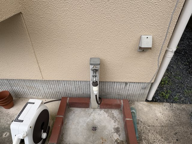 敷地内に外水栓を備えており、洗車やガーデニング、玄関まわりや外構の掃除など幅広い用途に対応。ホースリールの設置もしやすく、日常使いはもちろん、季節ごとの植栽管理やアウトドア用品の洗浄にも便利です。