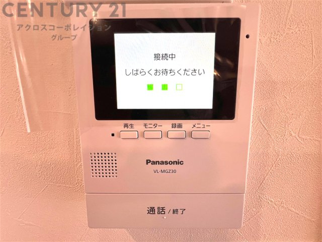 訪問者が来たときにテレビ画面で確認できるため、安心してドアを開けられます。録画機能があるものもあり、留守中に来訪者を記録しておくことができます。利便性が高く、セキュリティ面でも安心です。