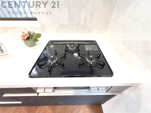 多数の調理器具を同時に使用でき、料理の効率化が可能。省エネで節約になり、様々な料理スタイルに適応できます。また、火力調整が独立しており、手入れや掃除もしやすく、今よりもっとお料理が楽しくなるかも。