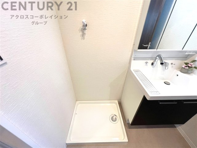 洗濯物の仕分け作業がしやすく、整理整頓が容易になります。洗濯音や湿気を他の部屋に持ち込まず、生活環境を快適に保ちます。上部を活用すれば収納スペースを確保でき洗剤や洗濯用品の整理もしやすくなります。