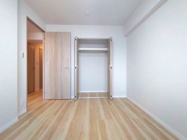 ナチュラルなフローリングと白い壁で明るく清潔感のあるお部屋です