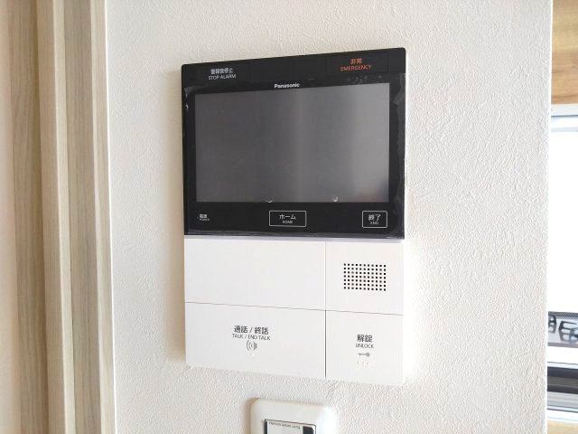来訪者をしっかり確認できるモニター付きインターホン完備