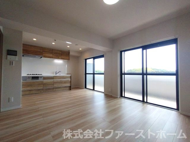 温かみのある木目調のフローリングと各部屋へと続くドアが、全体に統一感と落ち着きをもたらします。