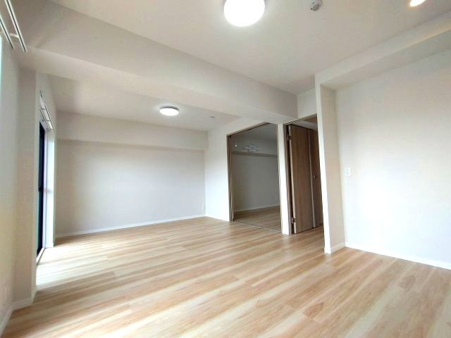 日中はカーテンを開けて自然な光を取り込みリラックスして過ごしたいですね♪